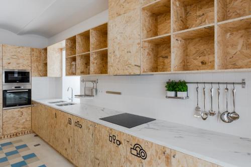 Hostel Conii & Suites Algarveにあるキッチンまたは簡易キッチン