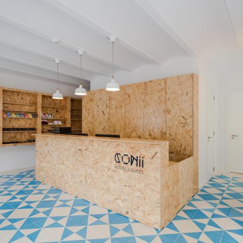 クアルテイラにあるHostel Conii & Suites Algarveの部屋中のカウンター付き事務所