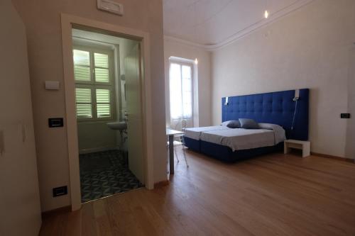 Una cama o camas en una habitación de Palazzo Sacco Hostello Fossano