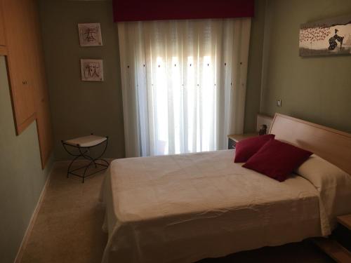 ein Schlafzimmer mit einem großen Bett und einem Fenster in der Unterkunft La Casita Blanca in Torreblanca