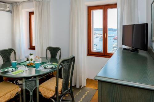 Televízia a/alebo spoločenská miestnosť v ubytovaní Clorinda Sea view Free Parking