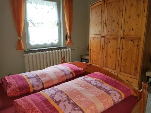 a bedroom with two beds and a window at Ferienwohnung Zum Wald in Ostseebad Sellin