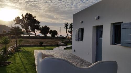 a white house with a bench in a yard at Amorgos Pearls in Katapola