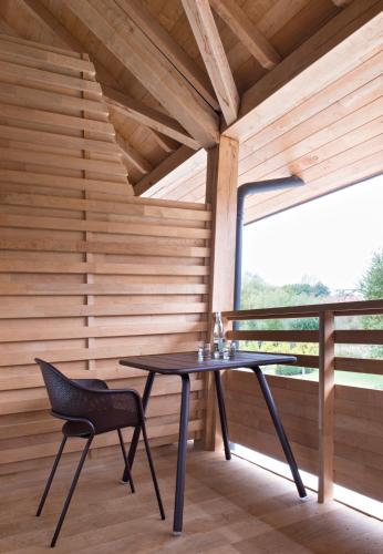a table and a chair in a sauna at Hotel des Berges, Restaurant Gastronomique & Spa in Illhaeusern
