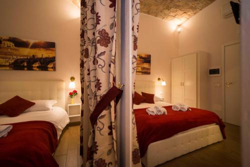 ローマにあるFabiola's Homeのベッドルーム1室(ベッド2台、タオル付)