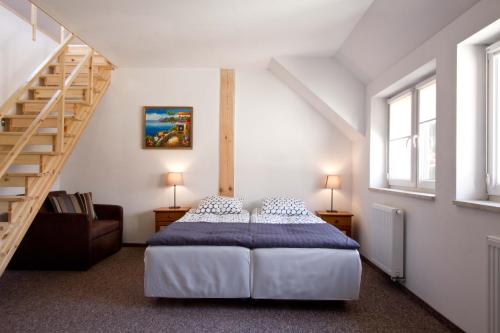 シュトゥトボにあるZorzaのベッドルーム1室(ベッド1台付)、階段