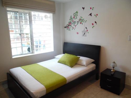 Postel nebo postele na pokoji v ubytování Amoblados Medellin Estadio