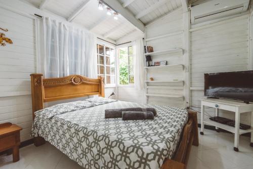 Un dormitorio con una cama y un piano. en Casa Ingrid en San Andrés