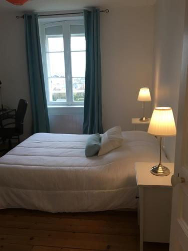 une chambre avec un grand lit avec une fenêtre dans l'établissement Vue magnifique sur mer, à Saint-Pair-sur-Mer