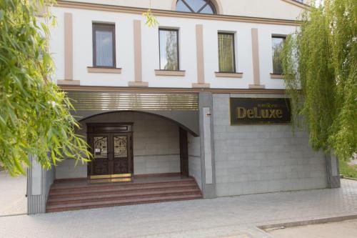 un bâtiment avec un panneau indiquant un déluge dans l'établissement Boutique Hotel Deluxe, à Kamianets-Podilsky