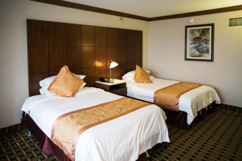 a hotel room with two beds in a room at LA Crystal Hotel -Los Angeles-Long Beach Area in Carson