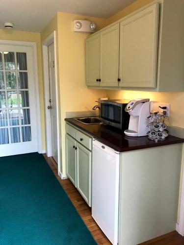 Kuchyň nebo kuchyňský kout v ubytování Seven Sea Street Inn