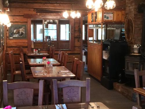 A restaurant or other place to eat at Helmcken Falls Lodge Cabin Rooms and RV Park