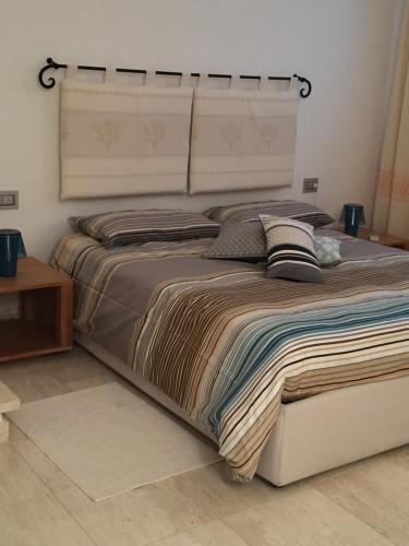Ένα ή περισσότερα κρεβάτια σε δωμάτιο στο VILLA ALBA Esclusiva Villa con Piscina a Sfioro e Vista Mozzafiato sul Mare
