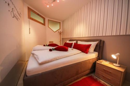 Un pat sau paturi într-o cameră la Haus St. Georg
