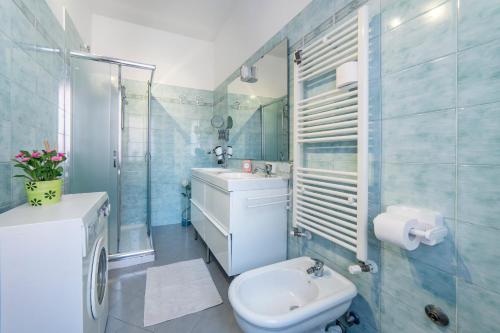 a bathroom with a toilet and a sink and a shower at The 727 Sottomarina in Sottomarina