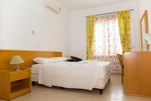 Postel nebo postele na pokoji v ubytování Eliofos Luxury Villa