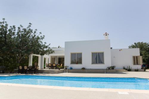 Bazén v ubytování Eliofos Luxury Villa nebo v jeho okolí