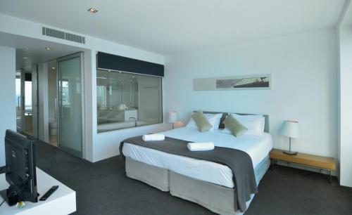 A bed or beds in a room at HR Surfers Paradise - Apartment 4204