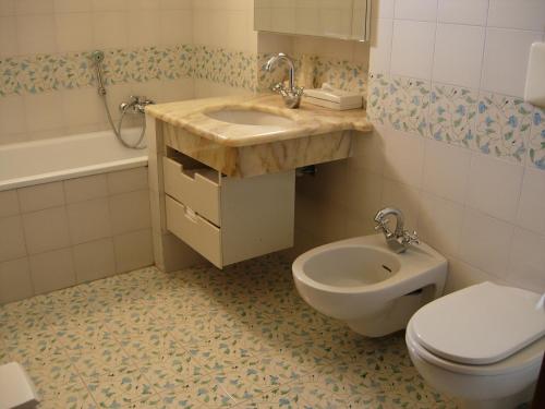 a bathroom with a sink and a toilet at Villa La Nina in Montecarlo