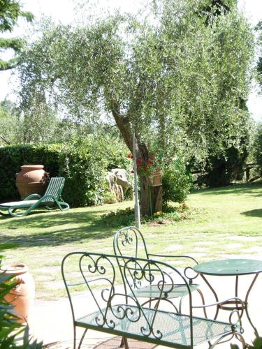 two chairs and a table in a yard at Villa La Nina in Montecarlo