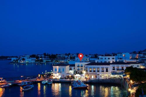 un grupo de barcos en un puerto de noche en Alexandris Hotel, en Spetses