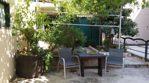 トゥチェピにあるTucepi For Twoの木々が植わるパティオ(テーブル、椅子付)