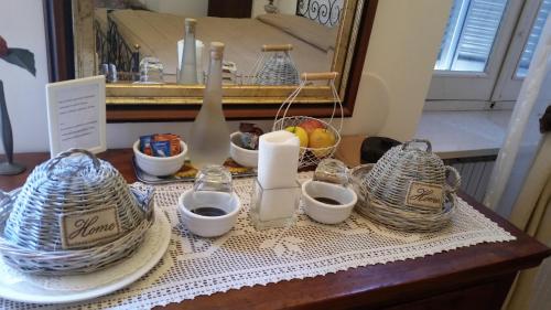 uma mesa com um espelho e algumas taças e copos em Pigiotto em Pesaro