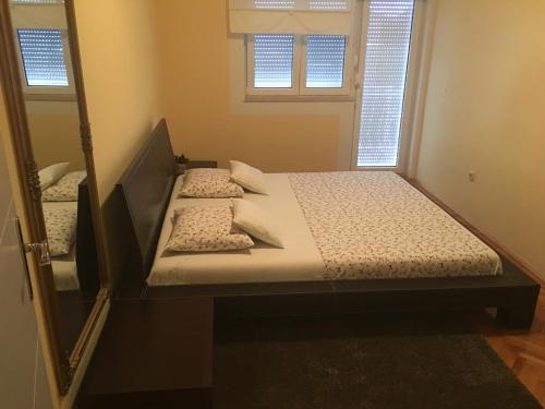 two beds in a room with a mirror at Apartment Satus in Podstrana