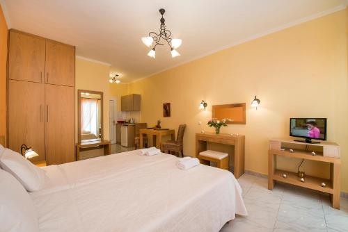 Μια τηλεόραση ή/και κέντρο ψυχαγωγίας στο Kostis Villas