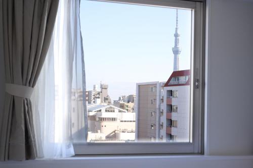 ein Fenster mit Stadtblick in der Unterkunft Vessel Inn Ueno Iriya Ekimae in Tokio