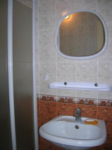 La salle de bains est pourvue d'un lavabo et d'un miroir. dans l'établissement Butas Vladas, à Nido