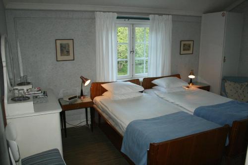 Habitación de hotel con 2 camas y ventana en Forsbacka Wärdshus, en Forsbacka