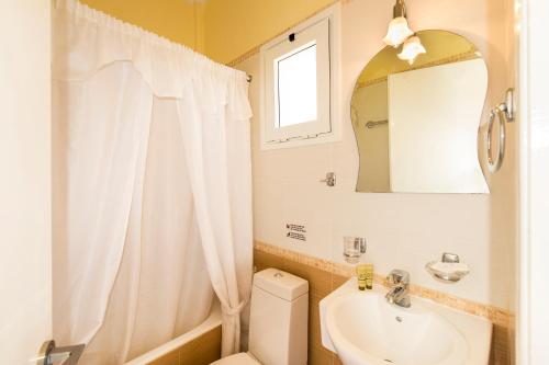 Kylpyhuone majoituspaikassa Kostis Villas