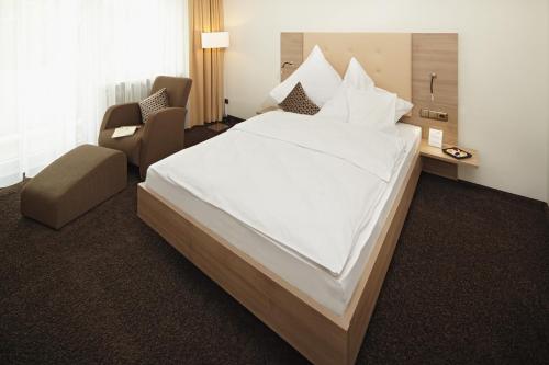 Postel nebo postele na pokoji v ubytování Hotel zum Hirsch