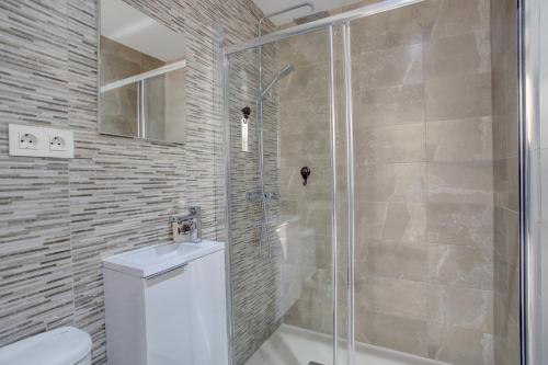 エステポナにあるPunta Doncella Apartmentのバスルーム(シャワー、トイレ、シンク付)
