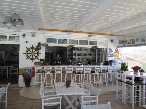 Un restaurante u otro lugar para comer en The Milos