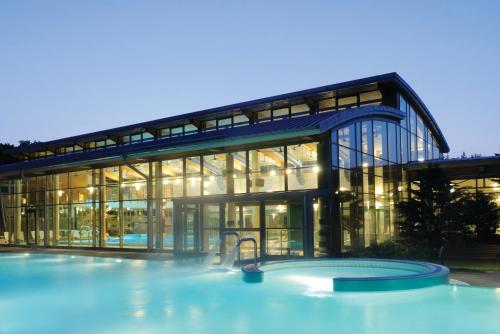 - un bâtiment avec une piscine en face dans l'établissement Sante Royale Hotel- & Gesundheitsresort Bad Langensalza, à Bad Langensalza