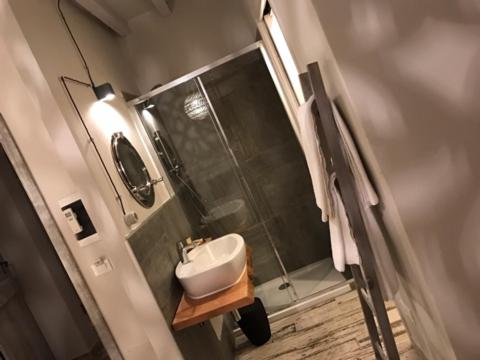 CavriagoにあるROSSOdiVinoのバスルーム(シンク、シャワー付)