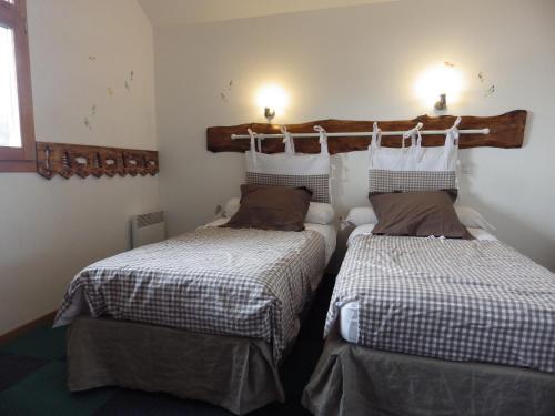 two beds in a room with two beds sidx sidx sidx sidx at gites Les Bleuets in Vagney