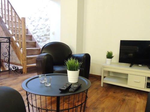 uma sala de estar com uma mesa e cadeiras e uma televisão em Provence Verdon em Tavernes
