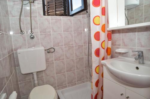 uma pequena casa de banho com WC e lavatório em Apartment Sena em Privlaka