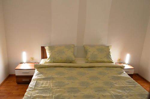 Säng eller sängar i ett rum på Apartments Villa Flora