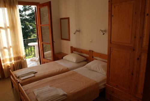Ліжко або ліжка в номері Villa Fotini