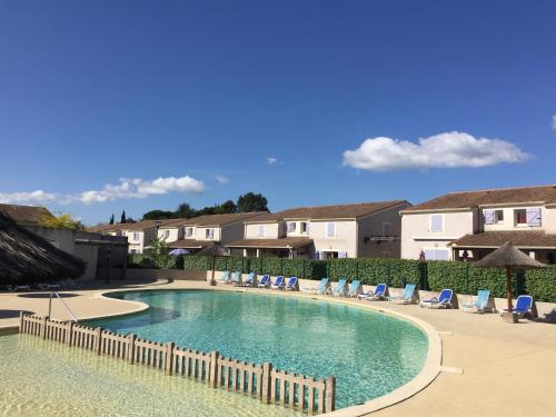 - une piscine avec des chaises longues dans l'établissement Les sources de manon, à Vallon-Pont-dʼArc