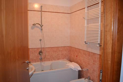 y baño con bañera y aseo. en Hotel Maita, en Lido di Camaiore