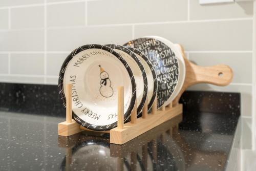 a plate on a wooden stand on top of a counter at Neat House in Seoul