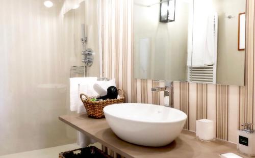 La salle de bains est pourvue d'une grande baignoire blanche sur un comptoir. dans l'établissement Dal Patriarca, à Imperia