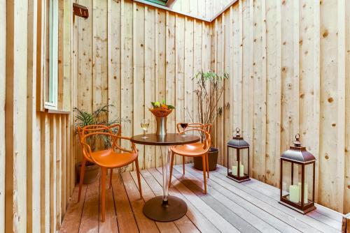 una mesa y sillas en una habitación con paredes de madera en Appartements Cathédrale - YBH, en Burdeos