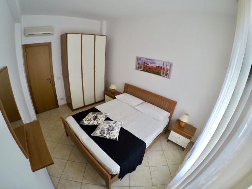 サン・ヴィート・ロ・カーポにあるAlla Corte del Bluの小さなベッドルーム(ベッド1台、キャビネット付)